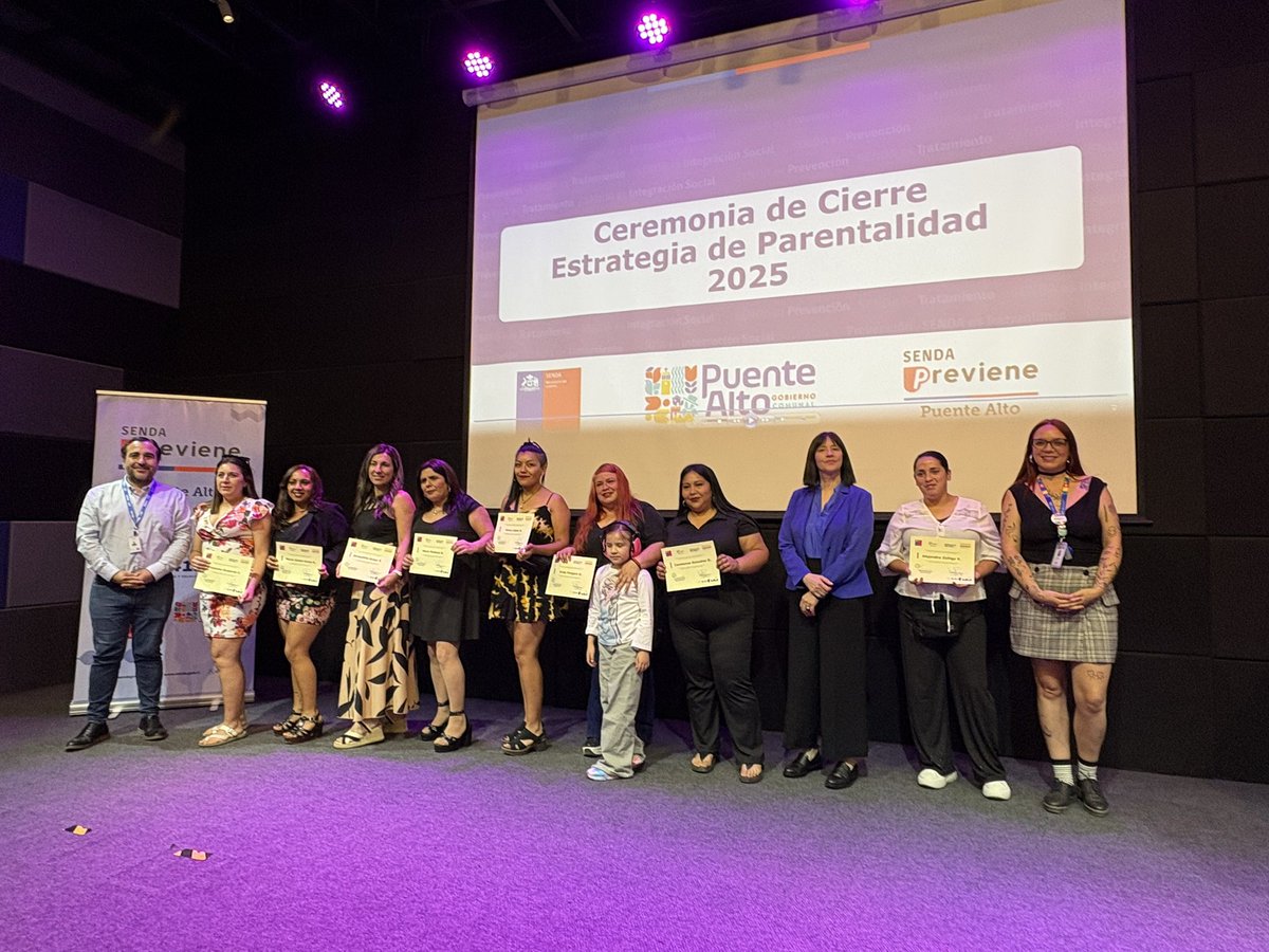 Certificación: 90 madres, padres y adultos cuidadores, recibieron sus reconocimientos tras haber participado del programa de Parentalidad de SENDA Previene de <a href="/mpuentealto/">Municipalidad de Puente Alto</a>. Participamos de la actividad junto a nuestra directora nacional de <a href="/Senda_gob/">SENDA</a>.
#SENDAEsPrevención