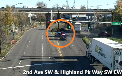 하이랜드 파크 웨이 SW 동쪽 2번가 SW의 왼쪽 EB 차선을 충돌로 막고 있습니다.