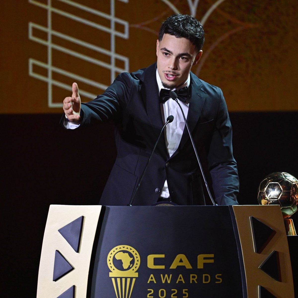 ActuMarocOff's tweet image. 𝐂𝐀𝐅 𝐀𝐖𝐀𝐑𝐃𝐒 𝟐𝟎𝟐𝟓 𝐏𝐎𝐔𝐑 𝐋𝐄 𝐌𝐀𝐑𝐎𝐂 !

🥇 Jeune meilleure joueuse : Doha El Madani
🥇 Jeune meilleur joueur &apos;Golden Boy&apos; : Othmane Maamma
🧤 Meilleur gardien Africain : Yassine Bounou
🌕 Ballon d&apos;Or : Achraf Hakimi, Ghizlane Chebbak
🇲🇦 Meilleur équipe : U20