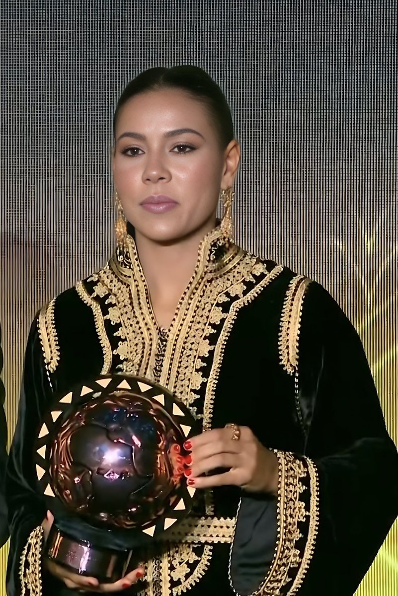 ActuMarocOff's tweet image. 𝐂𝐀𝐅 𝐀𝐖𝐀𝐑𝐃𝐒 𝟐𝟎𝟐𝟓 𝐏𝐎𝐔𝐑 𝐋𝐄 𝐌𝐀𝐑𝐎𝐂 !

🥇 Jeune meilleure joueuse : Doha El Madani
🥇 Jeune meilleur joueur &apos;Golden Boy&apos; : Othmane Maamma
🧤 Meilleur gardien Africain : Yassine Bounou
🌕 Ballon d&apos;Or : Achraf Hakimi, Ghizlane Chebbak
🇲🇦 Meilleur équipe : U20