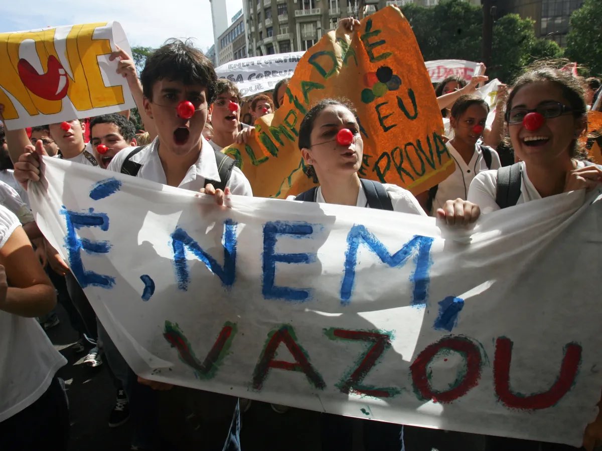 bebelstudiess's tweet image. PRIMEIRO ELES DISPONIBILIZAM 1 MILHÃO DE VAGAS PRA 5 MILHÕES DE ESTUDANTES, DEPOIS AUMENTAM A CONCORRÊNCIA AO ACEITAR NOTAS DE 3 ANOS ATRÁS, E POR FIM ACEITAM QUE O EXAME SEJA FRAUDADO!!! O ESTUDANTE MERECE RESPEITO #INEP #ANULAENEM