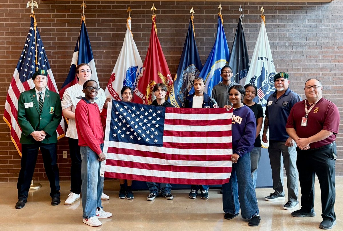 SAVeteransHS's tweet image. VMHS JROTC was proud to receive a donation from Special Forces Chapter 15 for 20 US flags.  We are proud to display the flags on our campus on Patriot Day and Veterans Day.

#PatriotNation #ArmyJROTC #LevelUpLearning