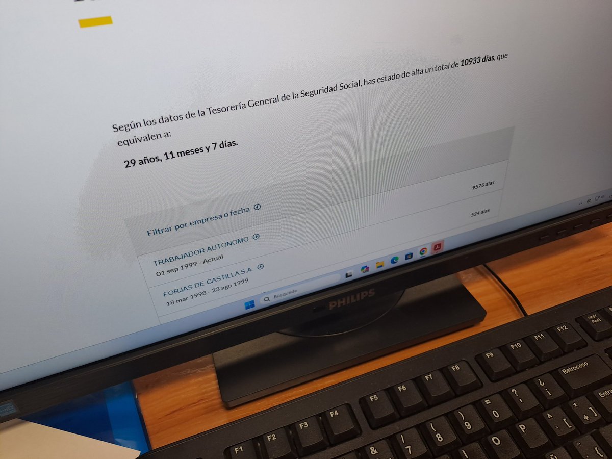 CepaElCamino's tweet image. En la 2ª sesión con Adela de @cyldigital 👩‍🏫 el alumnado de #Informática 💻 ha instalado la Clave Pin 🔑 en su móvil 📱 y ha accedido a la Carpeta del ciudadano 📂, la Sede Electrónica de la @DGTes 🚗 y el Portal de la Seg. Social 🏥 para consultar el informe de su vida laboral 📄