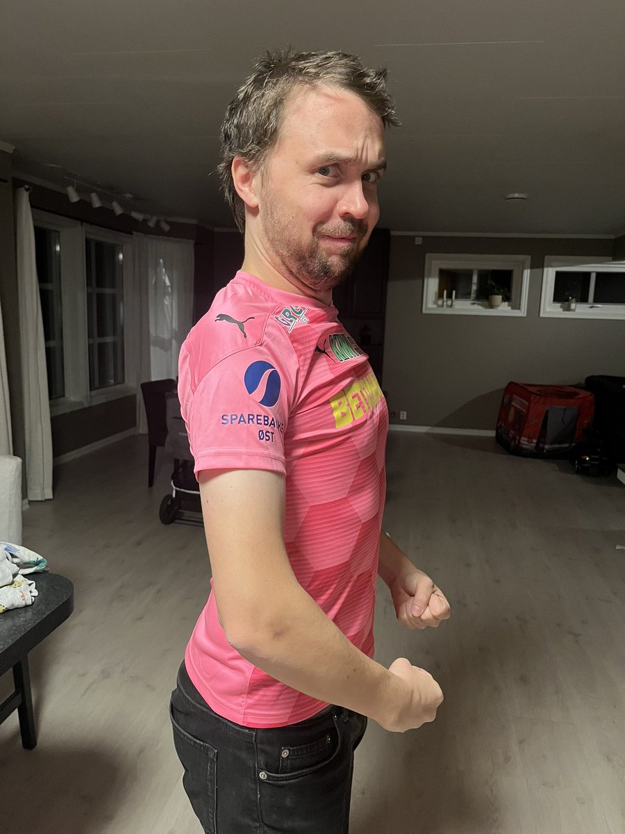 paabortebane's tweet image. Tusen takk for hjelpen, @godset Kvinner, med å skaffe til veie en rosa #Godset-drakt til min beskjedne samling👕

Den blir i trangeste laget for joggetur, men gjør seg godt med de andre klenodiene på gutterommet!

Jeg heier på dere fra Gdansk i helgen⚽️