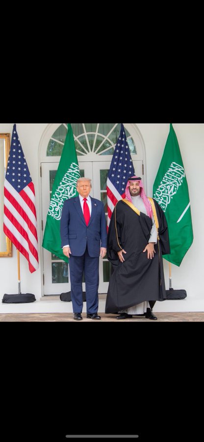 حماس: ارتقى أكثر من 300 شهيد بنيران العدو منذ توقيع اتفاق وقف إطلاق النار وتواصلت سياسة هدم ونسف البيوت وإغلاق معبر رفح.

لحظة !!
شاهدو محمد بن سلمان وهو يدفع لترمب لكي يقتل اهل #غزة انظرو من سيمول العدو لقتل خيرة المجاهدين 
حتماً الأعراب اشد كفراً ونفاق ✋🏻