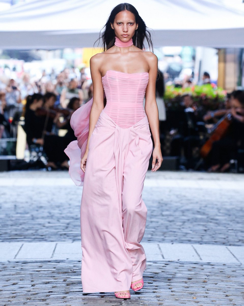 prabalgurung's tweet image. Sublime Shakira

@shakira wears the Holi Powder Pink Silk Chiffon Hand Pleated Plisse Sculpted Strapless Bustier and Hand Draped Heathered Cotton Sari Pant from the Spring Summer 2025 collection for Zootopia 2 Press

Stylist @nicolasbrustyle
Photos @chriscornejo_