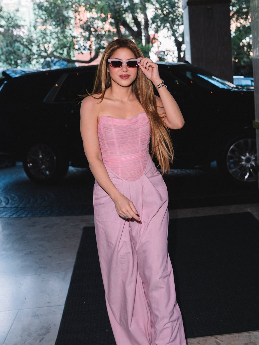 prabalgurung's tweet image. Sublime Shakira

@shakira wears the Holi Powder Pink Silk Chiffon Hand Pleated Plisse Sculpted Strapless Bustier and Hand Draped Heathered Cotton Sari Pant from the Spring Summer 2025 collection for Zootopia 2 Press

Stylist @nicolasbrustyle
Photos @chriscornejo_