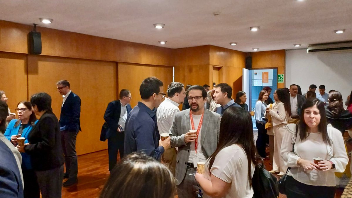 CognosOnLine's tweet image. Hoy tuvimos el gusto de participar junto a nuestro aliado estratégico Udemy Business en el HR Tech Perú 2025, organizado por DCH. 

Yibeth Rodriguez, Directora de Contenidos Estratégicos, presentó la charla “IA con propósito: Cómo liderar el cambio sin perder el lado humano”.