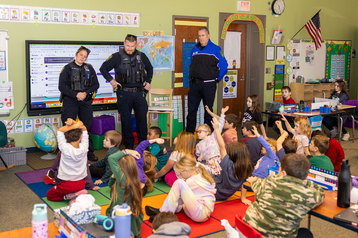 LPD's Neighborhood Officers visited Horace Mann Elementary last week and Emerson this week as part of the Books and Badges program. Thanks to the students and teachers for hosting and for your great questions!