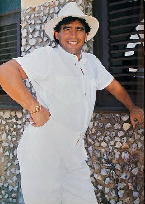 “Diego Armando Maradona”

Porque reveló que Doña Tota saca las manchas de chivo de su ropa blanca con bicarbonato, jugo de limón y jabón Ariel.