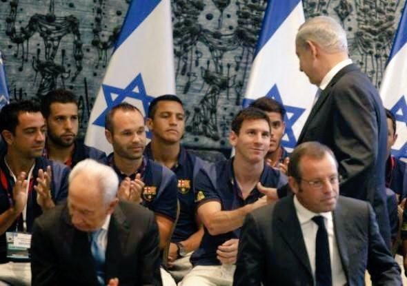 يستغلون ورقة الحرب والأطفال لدعم أجنداتهم
وآخر همهم هو الإنسان والإنسانية
يشجعون ميسي فقط نكاية في كريستيانو
مع أن ميسي ظهر وفي اكثر من مره إلى جانب
أكبر مجرم حرب عرفه العالم اجمع ومع ذلك
يتصيدون لـ كريس وكأنه هو المشكلة !!!!