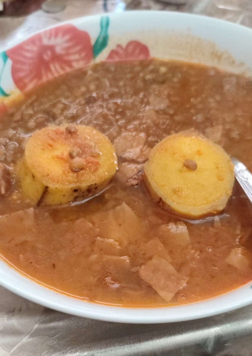 Volvemos a su aclamada sección (? Cocinando con Shirorororororo
Hoy tenemos... Lentejas con jamón, plátano macho y chipotle 😚