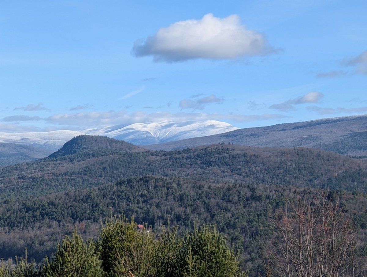 NHRobinsart's tweet photo. Great day for a hike! View from top of Mt. Sawyer, VT to Mt. Moosilauke, NH. https://t.co/59liMSTt1Z
