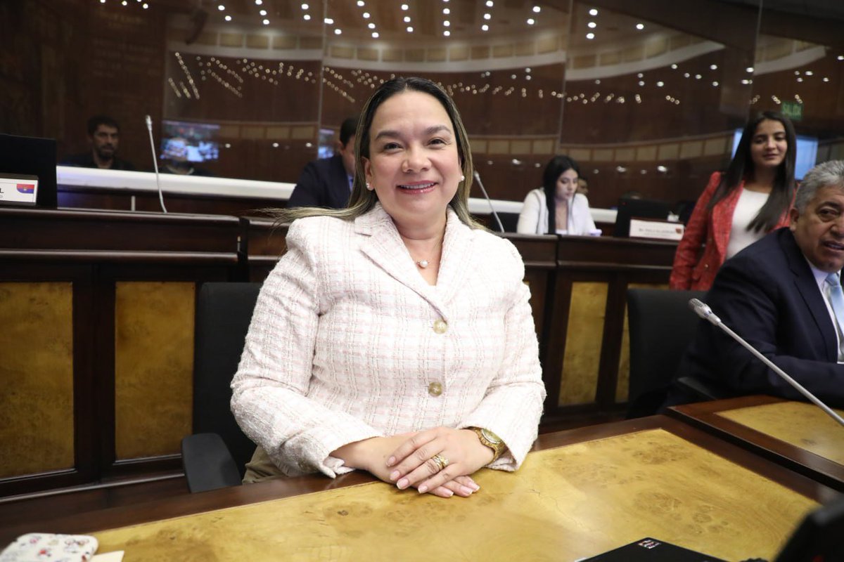 El presidente <a href="/NielsOlsen/">Niels Olsen</a> dispone abordar el tercer punto:
Respaldar la cooperación entre #Ecuador y #EEUU.
 
Se le otorga la palabra a la legisladora <a href="/janinarizzoADN/">JANINARIZZOADN</a> 
#AsambleaEc2025