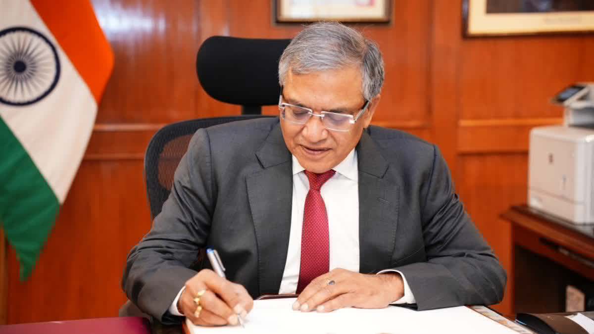 NewsAlgebraIND's tweet image. 1) Gyanesh Kumar to serve a near four year long term. 

2) Delimitation of loksabha and assembly seats across the Nation will take place under his leadership.

3) His tenure as the Chief Election Commissioner of India will last until January 26, 2029.

4) Congress blames him…