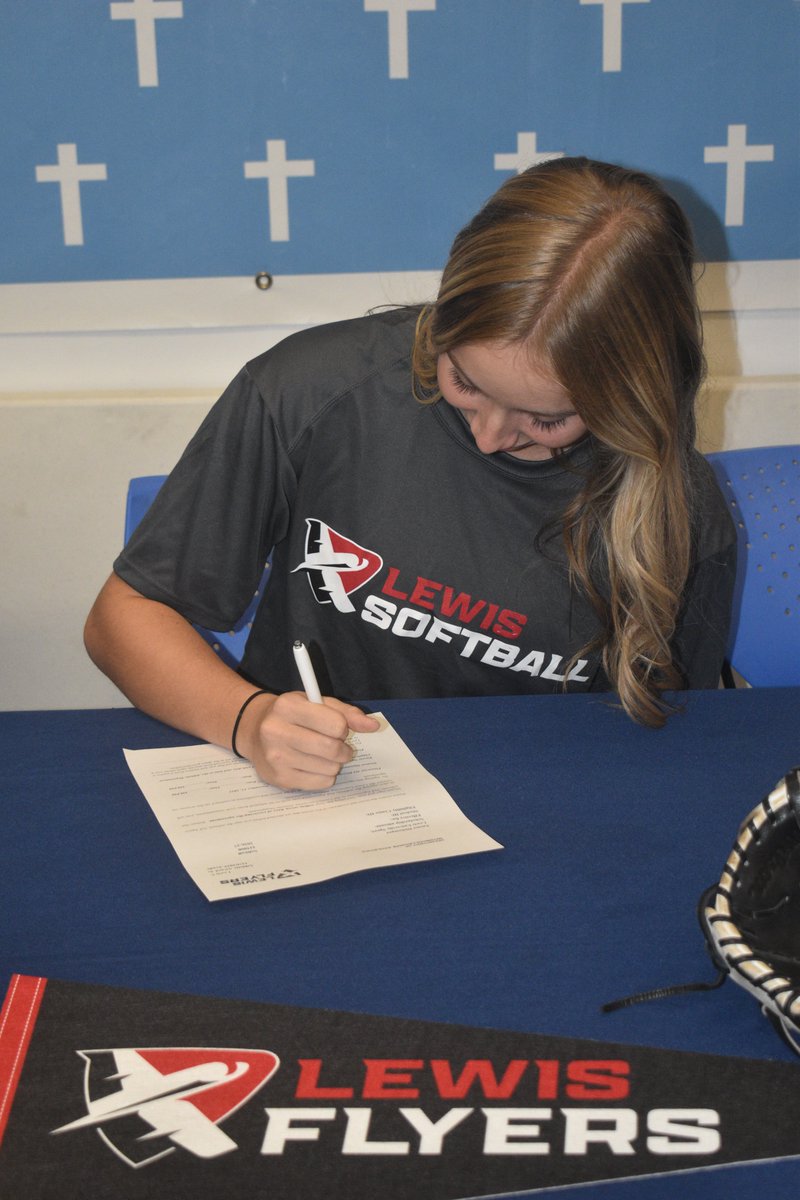 mwilson_Banner's tweet image. Congrats to @DiekemperEmma for signing to continue her softball career at Lewis University.