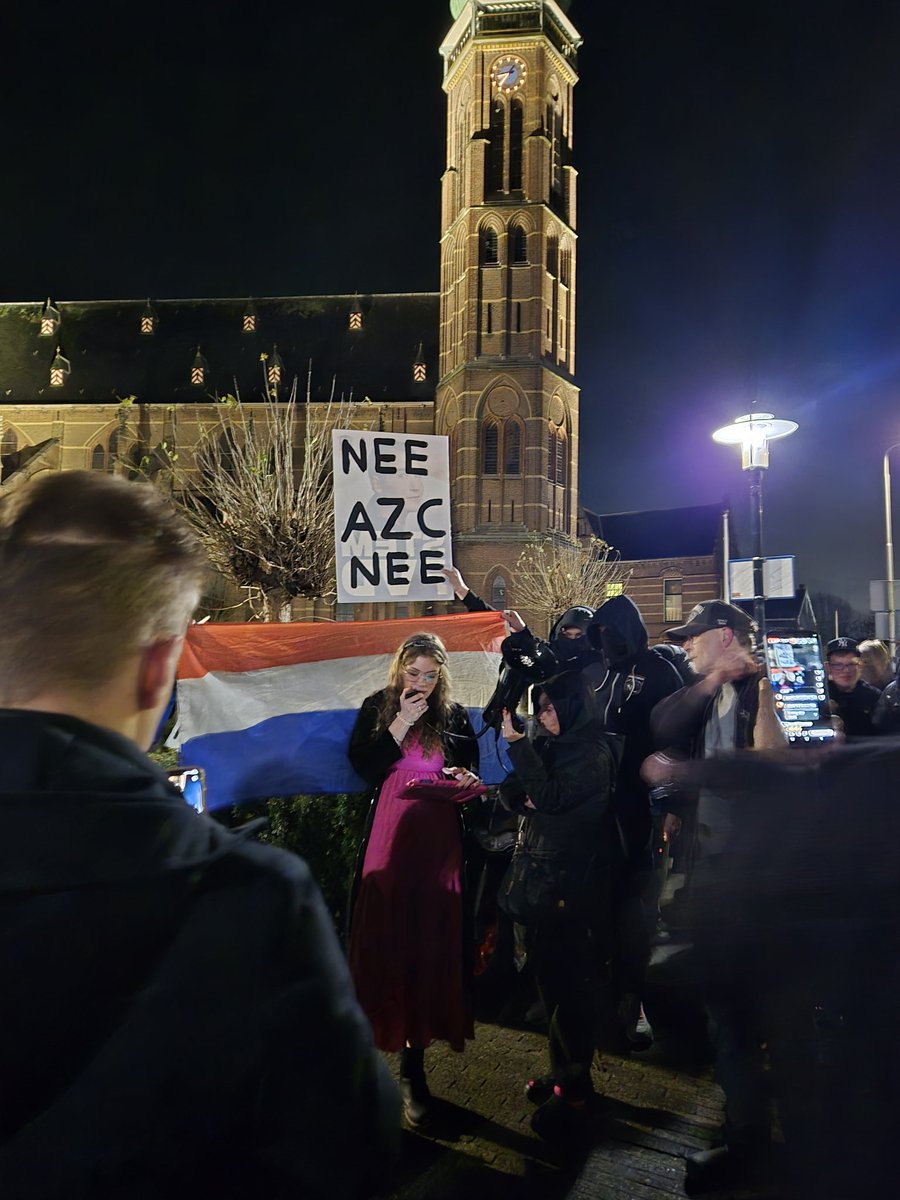 MrsD414568's tweet photo. @olthof_tom Het was een vreedzame demonstratie totdat ME en politie begonnen te provoceren en met stokken gingen slaan! Wees eerlijk in je verhaal! https://t.co/Yamb1fX2BT