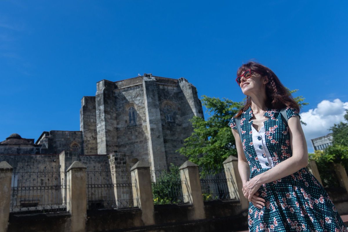 Santo Domingo

«Luz que se resbala, entibia y estremece.
La luz, la de las aguas marinas del Caribe,
la que se inflama y hunde.
La luz de que se nutren la noche y el misterio».
José Mármol

📷 EM