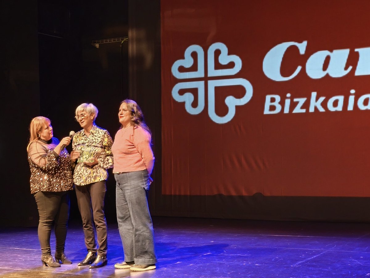 Un barrio que se celebra y homenajea lo mucho y bueno que se hace en el. Así son los premios #OtxarkoagaGo de la asociación #Tendel.

Este año, han premiado la trayectoria de Marina Montero y de Caritas Otxarkoaga. Zorionak sarituei!