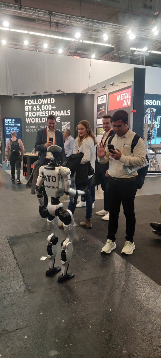 PlanetarySymbio's tweet image. This funny little robot at Formnext is greeting passersby with the most enthusiastic handshakes 🤝🤖