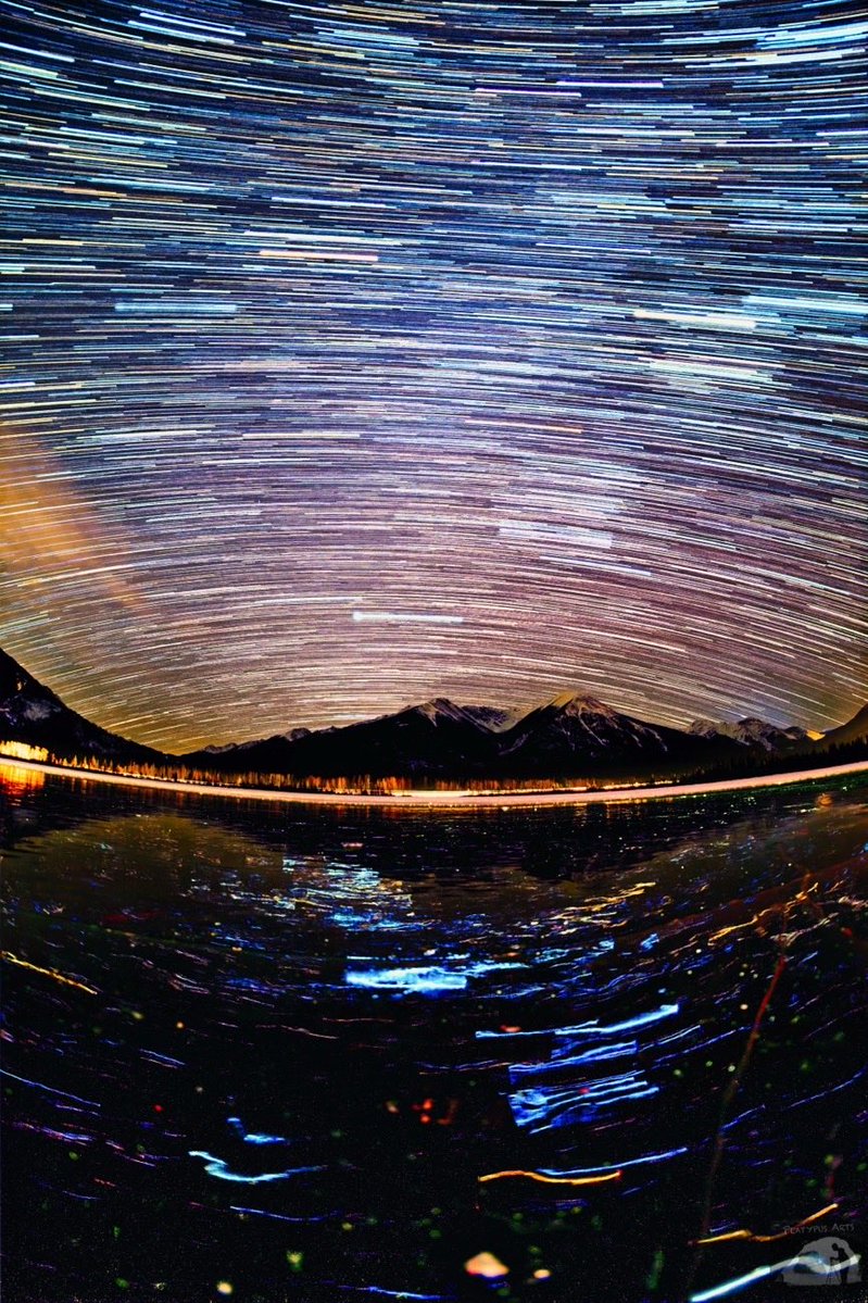Evanfchan's tweet image. Star trails over Banff.