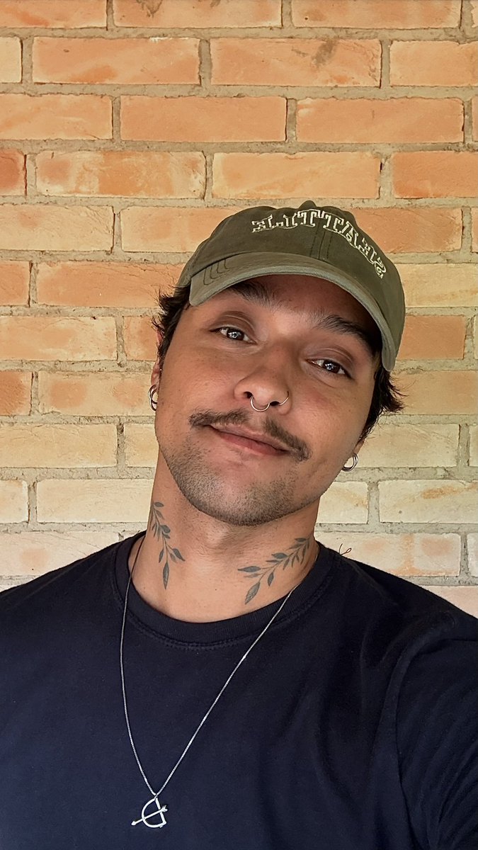 kaiogoudinho's tweet photo. Deixei o bigodinho https://t.co/BgDDZvZsyg