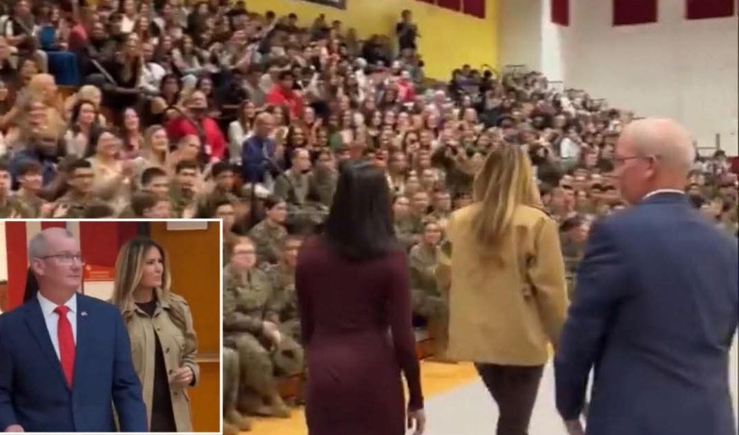 rudolfhenryk5's tweet image. 🚨 WOW—an electric scene at Camp Lejeune as First Lady Melania Trump and Second Lady Usha Vance entered the auditorium.
The announcer had barely begun to introduce them when the entire room—students, parents, Marines—erupted in cheers.
The energy was explosive, and the crowd’s…
