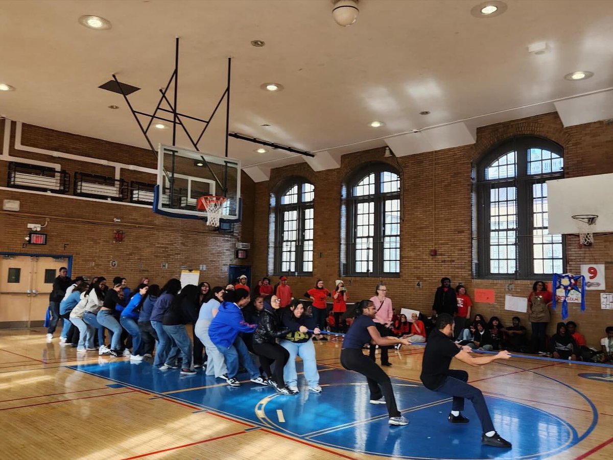 SuptCheng_CIOB's tweet image. Landmark High School brought the energy today. Students focused on building a better self, a stronger community, and a better world through teamwork and school spirit. #BetterSelf #BetterCommunity #BetterWorld #LandmarkHS @Landmark_hs @NYCSchools @DOEChancellor