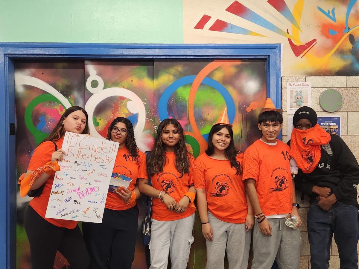 SuptCheng_CIOB's tweet image. Landmark High School brought the energy today. Students focused on building a better self, a stronger community, and a better world through teamwork and school spirit. #BetterSelf #BetterCommunity #BetterWorld #LandmarkHS @Landmark_hs @NYCSchools @DOEChancellor