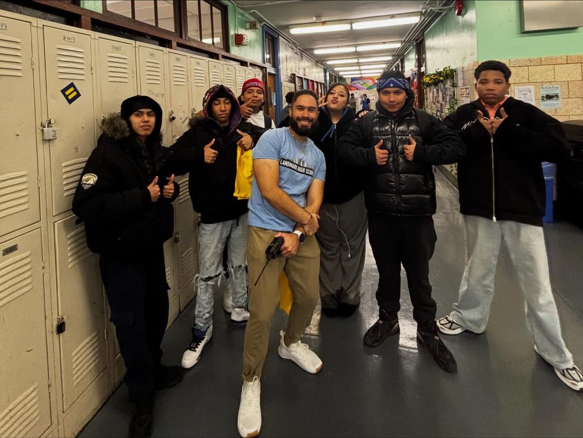 SuptCheng_CIOB's tweet image. Landmark High School brought the energy today. Students focused on building a better self, a stronger community, and a better world through teamwork and school spirit. #BetterSelf #BetterCommunity #BetterWorld #LandmarkHS @Landmark_hs @NYCSchools @DOEChancellor