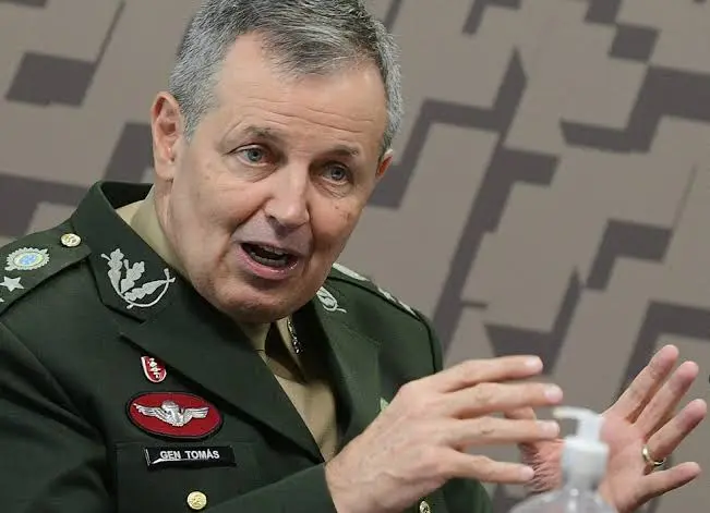 Tomás Ribeiro Paiva, o comandante pediu para
sair, está com sérias preocupações nas Forças Armadas sobre a prisão de Bolsonaro e suas implicações.
O cagão vai arregar!