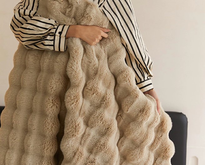 aki_shoken's tweet image. 寒くなってきた夜、子どもと一緒にぬくぬく過ごせる毛布が欲しい…そんなママにおすすめなのがこの「ふわとろ毛布」！肌にやさしいフランネル素材で丸洗いOKで衛生的。 サイズ豊富で親子で使える。やばくない。しかも今だけ【1,893円〜】は、安すぎる～