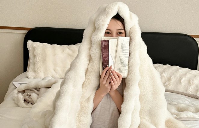 aki_shoken's tweet image. 寒くなってきた夜、子どもと一緒にぬくぬく過ごせる毛布が欲しい…そんなママにおすすめなのがこの「ふわとろ毛布」！肌にやさしいフランネル素材で丸洗いOKで衛生的。 サイズ豊富で親子で使える。やばくない。しかも今だけ【1,893円〜】は、安すぎる～