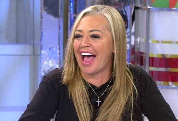 #LaIslaDeLasTentaciones9 Sandra manten la tablet JAJJAJAJAJJA