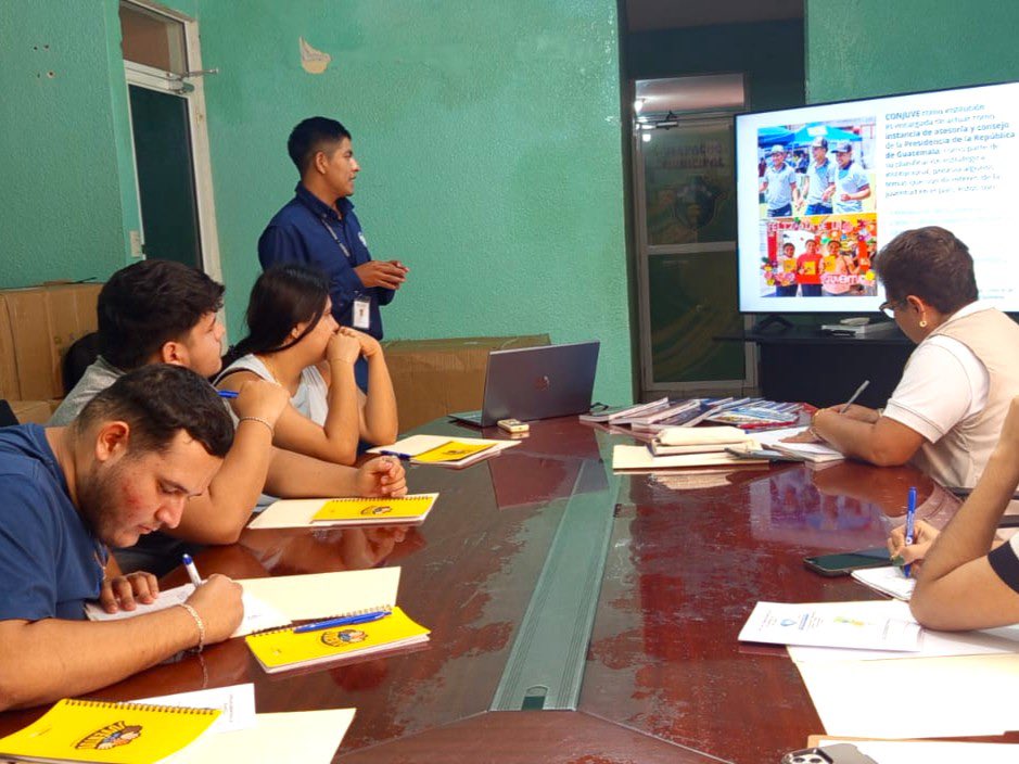 ConjuveGuate's tweet image. En la Municipalidad de Concepción #LasMinas, #Chiquimula, se realizó la primera sesión del taller sobre el #SISCODE. Jóvenes conocieron el trabajo de #CONJUVE y fortalecieron su participación, comprendiendo el rol que aportan dentro del Sistema de Consejos de Desarrollo. 💪🏼👩🏻🧑🏻