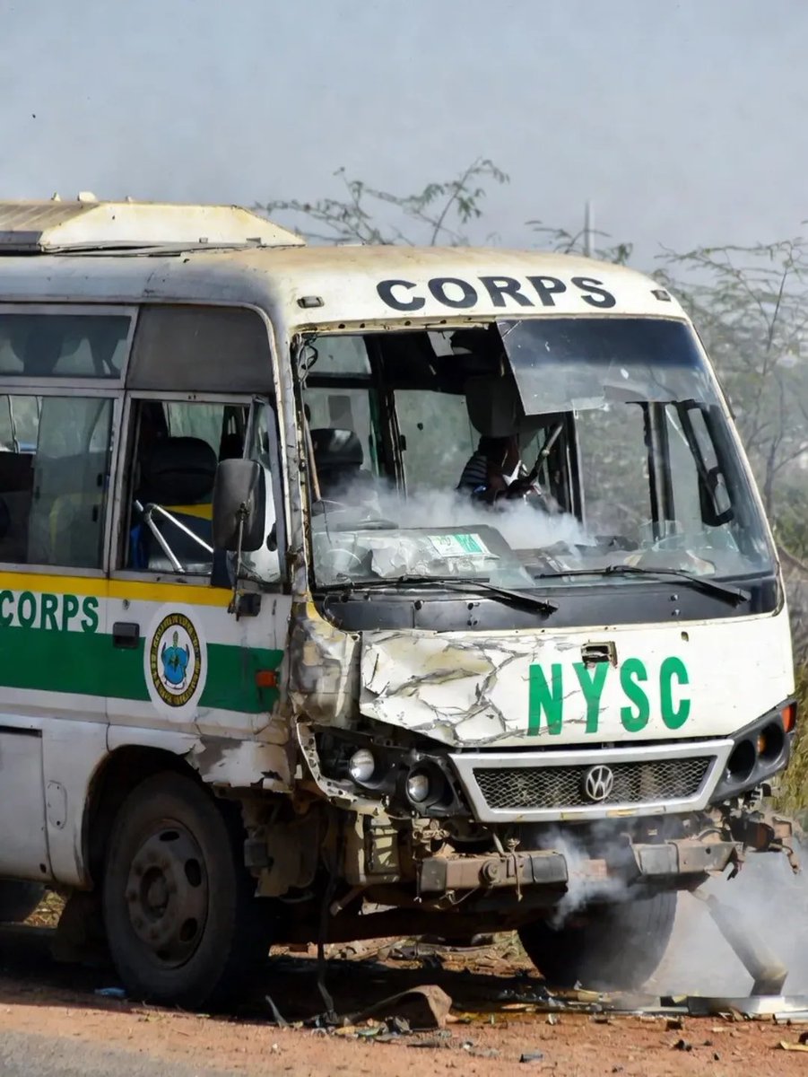 DAMIADENUGA's tweet image. ANOTHER TRAGIC REPORT 😩🙆🏻‍♂️ 💔 

Earlier today, an 18-seater bus carrying prospective NYSC members from Adeyemi Federal University of Education (AFUED), Ondo State, crashed en route to the NYSC Orientation Camp in Gombe State.

Preliminary reports indicate 16 of 18 passengers,…