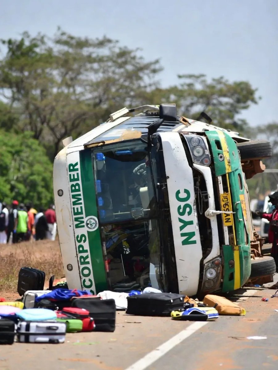 DAMIADENUGA's tweet image. ANOTHER TRAGIC REPORT 😩🙆🏻‍♂️ 💔 

Earlier today, an 18-seater bus carrying prospective NYSC members from Adeyemi Federal University of Education (AFUED), Ondo State, crashed en route to the NYSC Orientation Camp in Gombe State.

Preliminary reports indicate 16 of 18 passengers,…