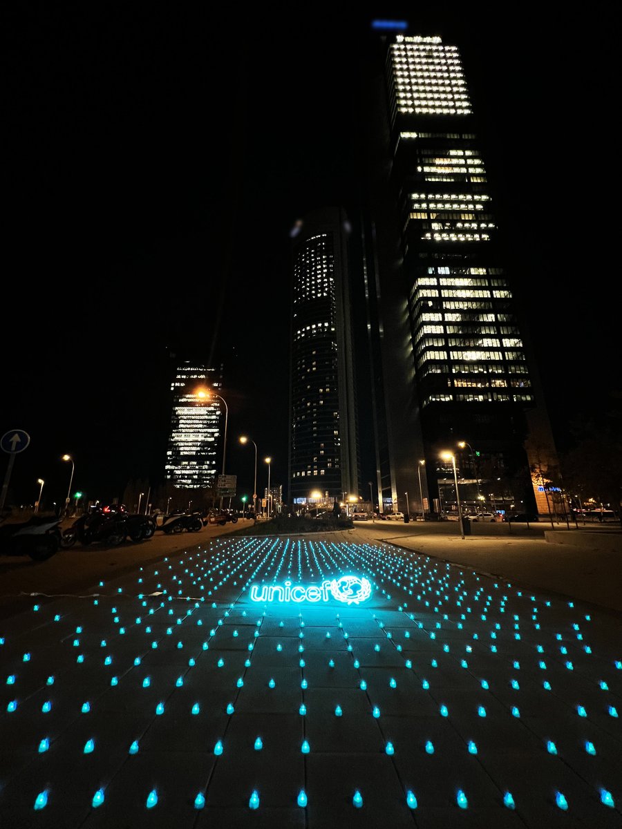 Velas azules iluminan un mensaje urgente en el #DíaMundialdelaInfancia: en un🌍cada vez más oscuro para millones de niños y niñas, es momento de encender sus derechos. 
Frente a crisis y conflictos encendamos empatía y compromiso. 
Ningún niño debe crecer en la oscuridad🕯💙