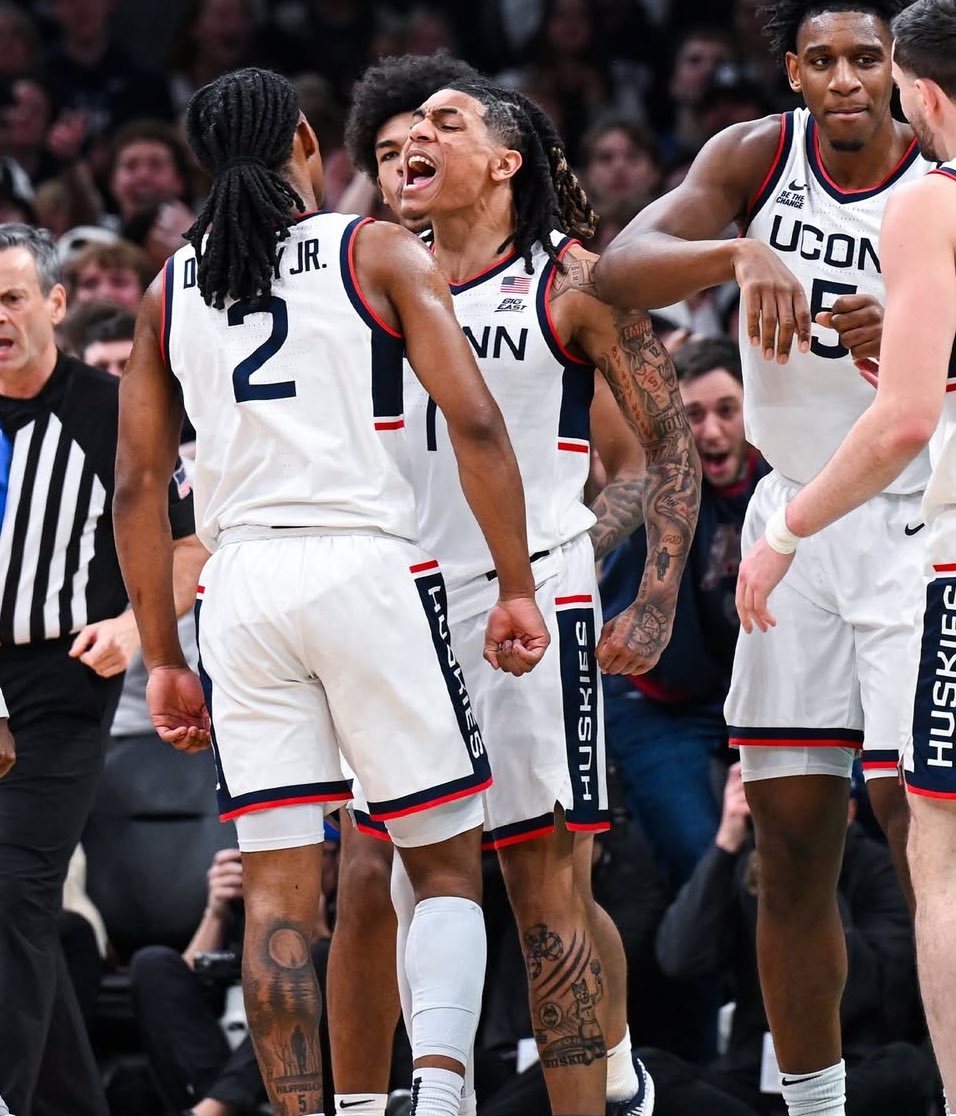 MikeyOver1's tweet photo. Wednesday night in the trench 

The wood is hard: 

UCONN -6.5
Jax State ML
Howard ML
Oklahoma St -3.5
Alabama +2.5

Keep it light and have a good time https://t.co/syiPC54igo