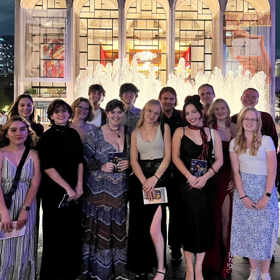 CornellCollege's tweet image. 17 students spent 18 days in NYC seeing 22 shows, touring museums, &amp;amp; meeting Broadway actor Charlie Thurston ’08 during Theatre and the Arts in New York City! 🌆

Read more ➡️ ow.ly/5Ryh50XqEVr

#CornellCollege #BlockPlan #GoRams