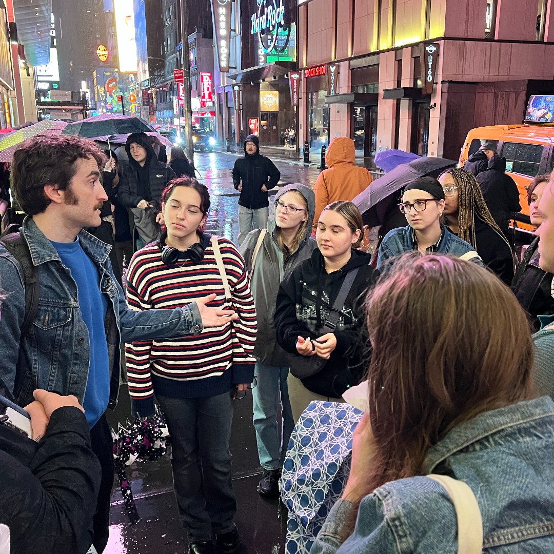 CornellCollege's tweet image. 17 students spent 18 days in NYC seeing 22 shows, touring museums, &amp;amp; meeting Broadway actor Charlie Thurston ’08 during Theatre and the Arts in New York City! 🌆

Read more ➡️ ow.ly/5Ryh50XqEVr

#CornellCollege #BlockPlan #GoRams