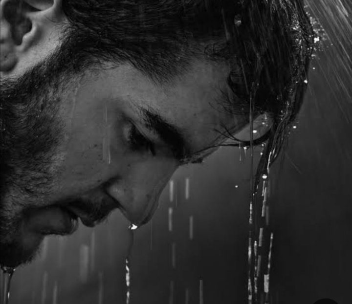 .
حين يوجعك الخذلان،
تنسحب بصمت إلى عالمك القديم...
تبحث عن ذاتك بين صفحات كتاب،
وفي نغمةٍ هادئةٍ تُهدئ ما تبقّى منك...
تعود لكل شيءٍ كما كان،
إلا نفسك... 
فهي لم تعُد كما كانت أبـداً. 🕊️
.