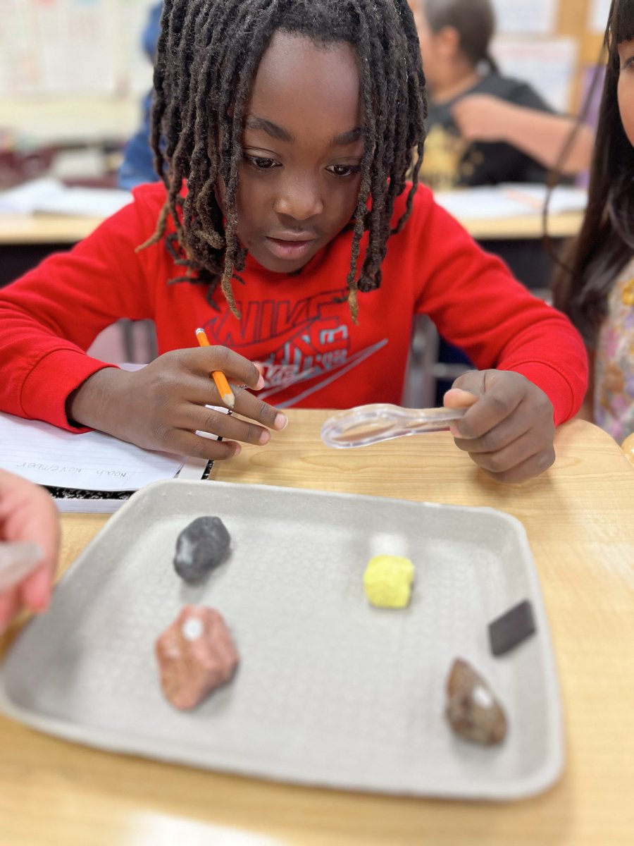 tracy_ingram's tweet image. Identifying characteristics of rocks and minerals during science today! 🪨 🔍 @RCE_HCS #WeAreRacers #UnlockingPotential