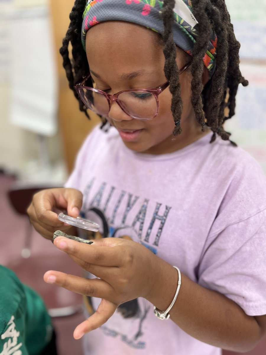 tracy_ingram's tweet image. Identifying characteristics of rocks and minerals during science today! 🪨 🔍 @RCE_HCS #WeAreRacers #UnlockingPotential