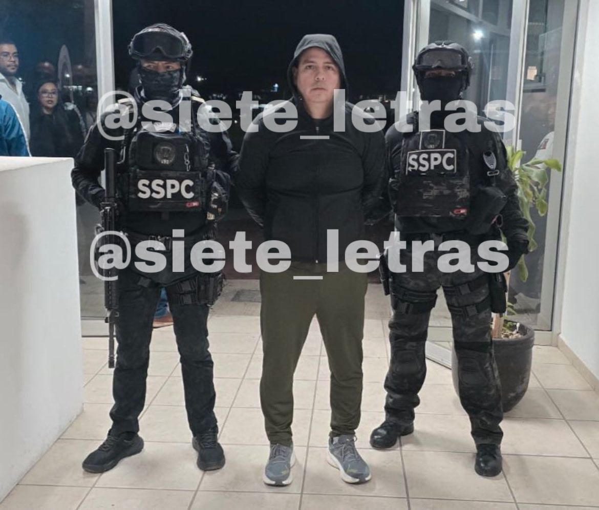 siete_letras's tweet photo. “Fue por órdenes del R1”:

Es Jorge Armando Gómez, el “Licenciado”, presunto autor intelectual del ex Alcalde de Uruapan, Carlos Manzo.

Dijo que Ramón Álvarez, “R1”, está detrás del crimen.

Pienso que CJNG fue subcontratado por alguien de la política para el homicidio. https://t.co/trCzcxBQMJ