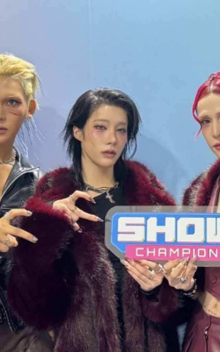 ruimeowzz's tweet image. rui rlly impresses me bc how did she take of the wig and look gayer