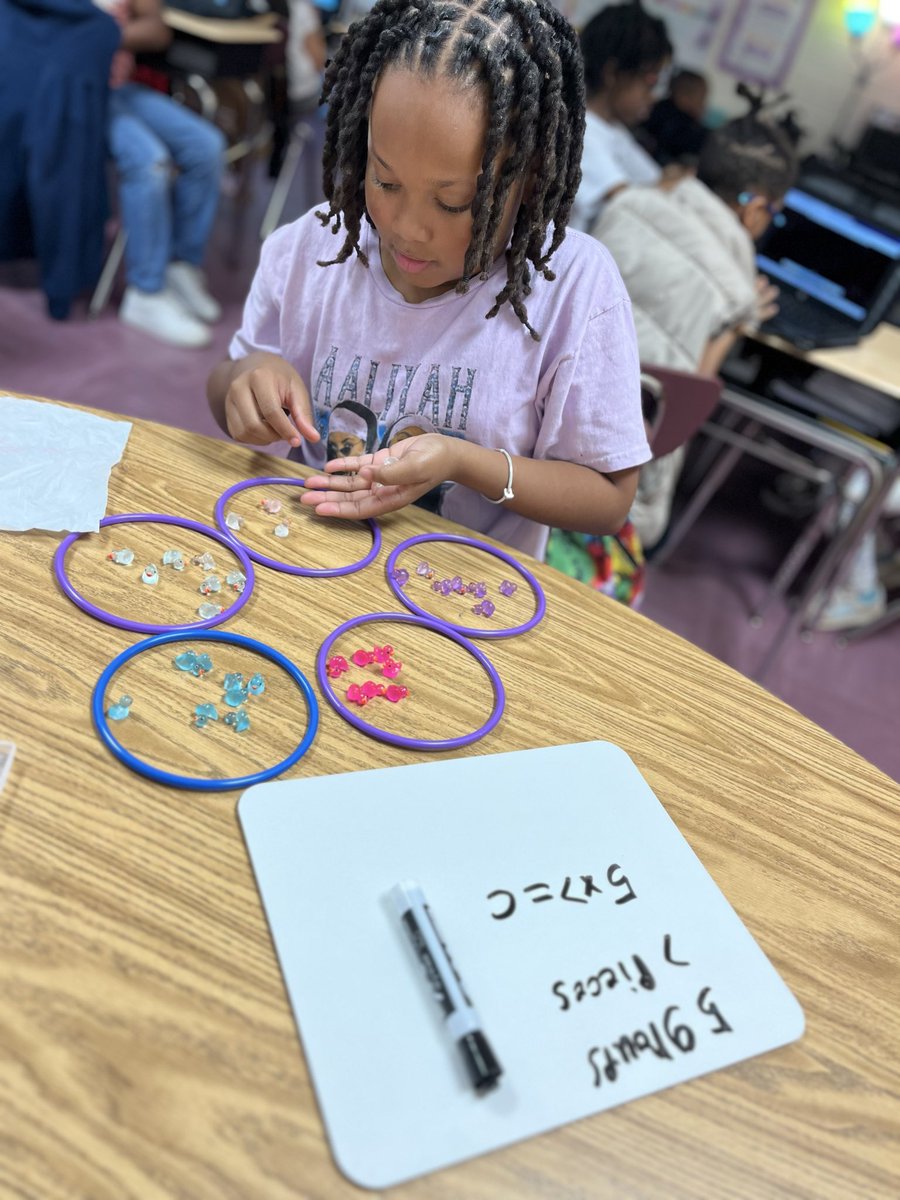 tracy_ingram's tweet image. Practicing grouping strategies for multiplication during small groups! @RCE_HCS #WeAreRacers #UnlockingPotential