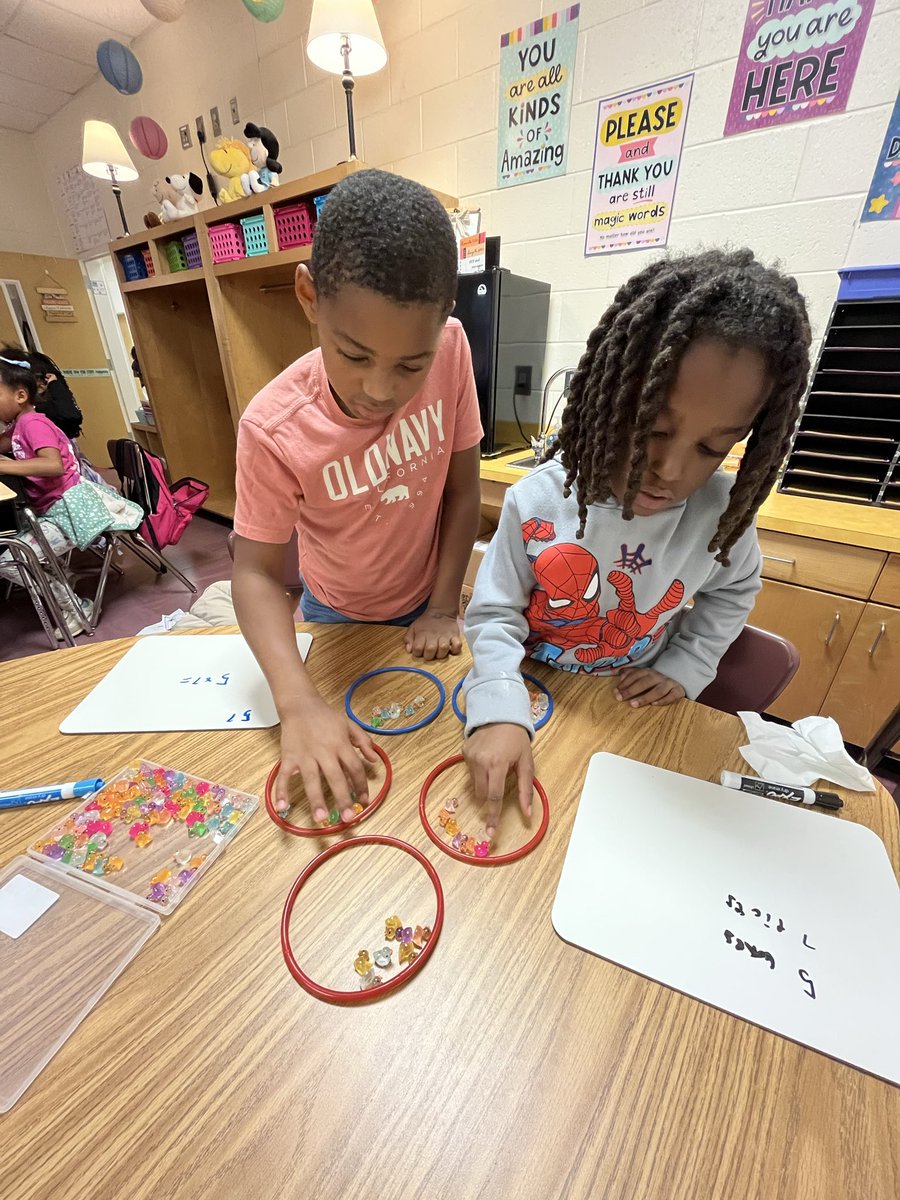 tracy_ingram's tweet image. Practicing grouping strategies for multiplication during small groups! @RCE_HCS #WeAreRacers #UnlockingPotential