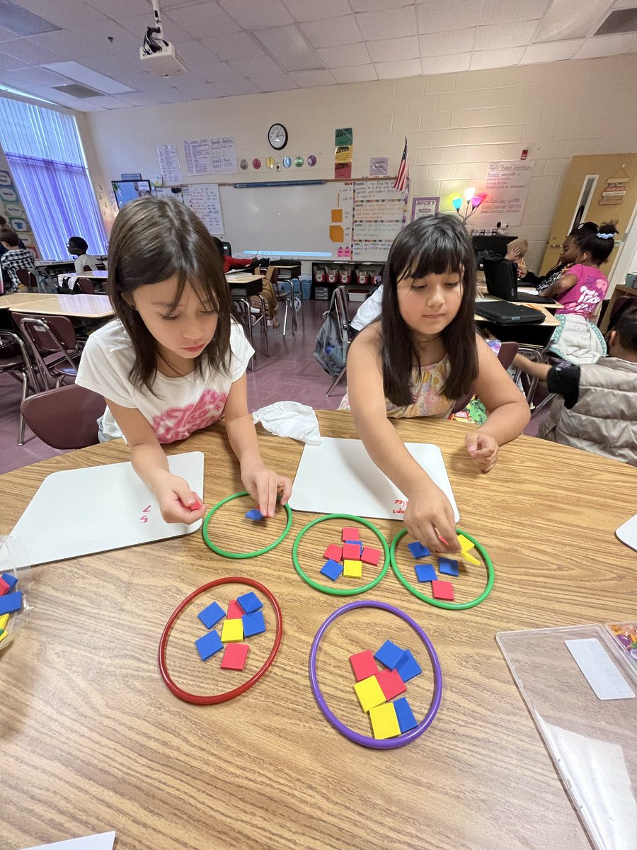 tracy_ingram's tweet image. Practicing grouping strategies for multiplication during small groups! @RCE_HCS #WeAreRacers #UnlockingPotential