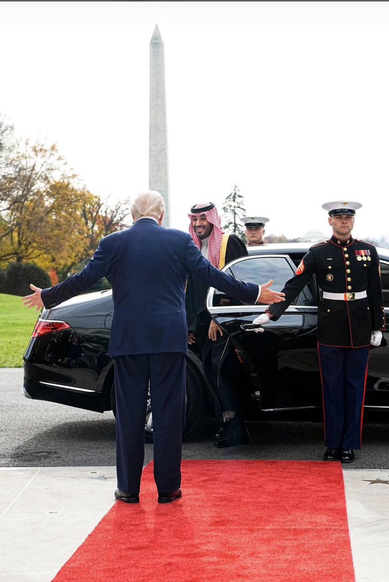 #محمد_بن_سلمان_صانع_السلام 
#لهم_العالم_ولنا_بن_سلمان
سيد الأرض كلّه بالكلام……….الفصيح
انت أعظم زعيم وانت اعلى مقام🇸🇦🇸🇦

الصخب وين ما حليت…،هذا الصحيح
داخل البيت الأبيض ووسط قصر السلام
#عايد_حواس